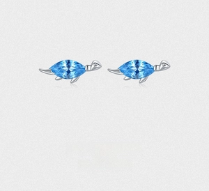 Gros plan sur les boucles d'oreilles tortue en argent S925 avec cristaux bleus marquise