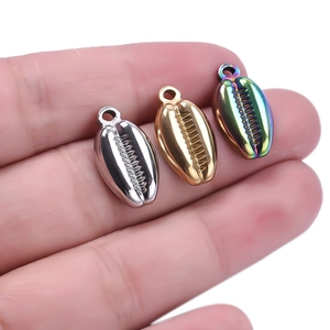 Pendentifs coquillages en acier 304 or et argent sur le bout des doigts pour l'échelle