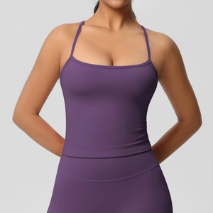 Dettaglio del top da yoga viola scuro e leggings a vita alta con finitura opaca