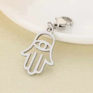 Détail de la main de Hamsa polie en acier inoxydable avec son fermoir mousqueton