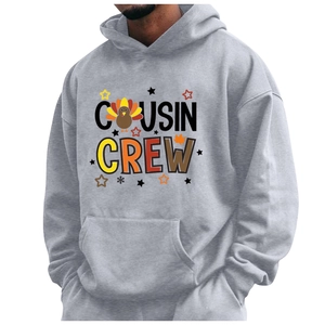 Grauer Kapuzenpullover mit buntem Cousin Crew Aufdruck und herbstlichen Feiertagsmotiven