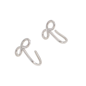 Gros plan sur des bagues d'oreille argentées infinity au design géométrique poli en U