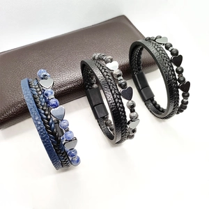 Tre braccialetti multistrato in pelle intrecciata con ciondoli a cuore in blu, nero e grigio