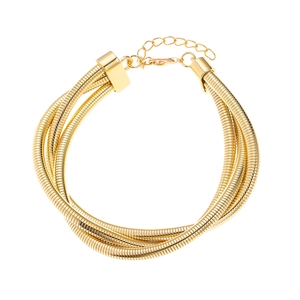 Elegante bracciale a più fili in oro con chiusura a moschettone su sfondo bianco pulito
