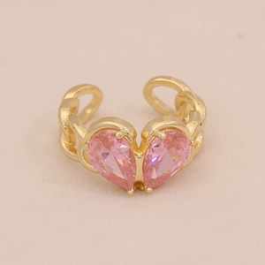 Détail macro de l'anneau ajustable doré avec des pierres de zircon roses en cœur