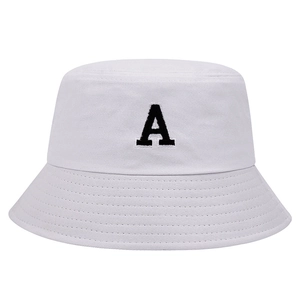 Chapeau bob en coton blanc avec lettre A brodée noire sur fond blanc épuré