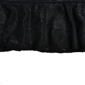 Vue macro du tissu en dentelle noire montrant des motifs et des textures plissées