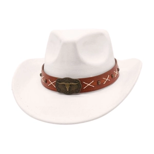 Nahaufnahme des weißen Western-Cowboyhuts mit braunem Lederband und Bullenkopf-Schnalle