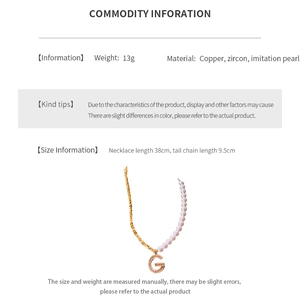 Vue macro du pendentif lettre G en zircon avec détails de perles et chaîne dorée