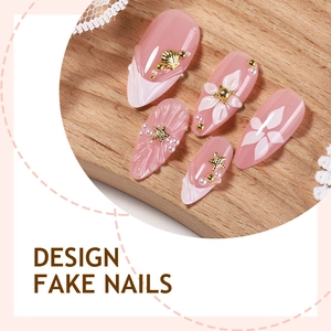 Faux ongles amande rose avec pétales 3D, perles et breloques étoile de mer dorées