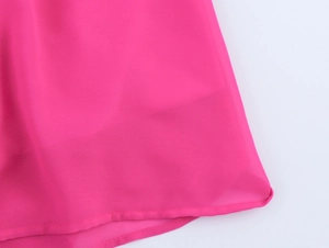 Dettaglio macro dell'orlo del vestito in chiffon rosa acceso con cuciture di alta qualità