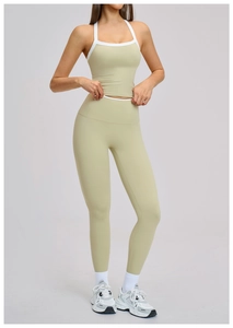 Detail van avocado groene yogaset met witte bies en een legging met hoge taille