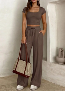 Détail d'un ensemble deux pièces en maille côtelée marron foncé avec haut court et pantalon