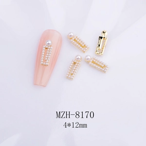 Vue macro de bijoux d'ongles rectangulaires dorés avec perles de 4x12mm