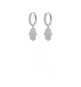 Détail des créoles Hamsa en argent 925 avec pavé de zircons blancs étincelants