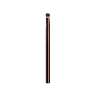 Pinceau maquillage avec manche métallique marron et poils synthétiques ronds en dégradé