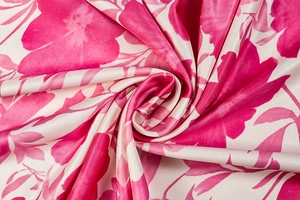 Gros plan du tissu satiné à fleurs rose fuchsia avec drapé élégant et texture sergé
