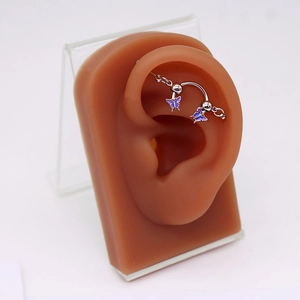 Silbernes Industrial Barbell Piercing mit lila Schmetterlingen am Silikon-Ohrmodell