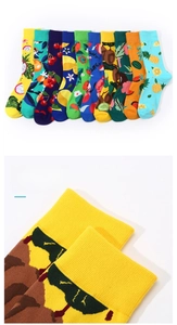 Gros plan des bords-côtes élastiques de chaussettes en coton aux motifs de fruits
