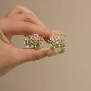 Pink metal rose hair claw clips with pearls for elegant fringe styling and hair accessory