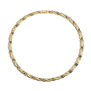 Détail d'un collier chaîne torsadé doré avec maillons texturés et fermoir classique