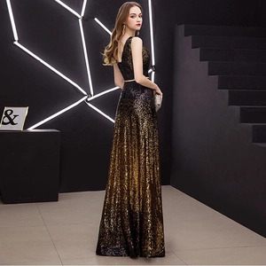 Robe de soirée à paillettes dégradé noir et or avec col en V profond et taille cintrée