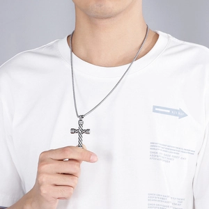 Pendente croce vintage in acciaio inossidabile argento con trama a righe su catena box