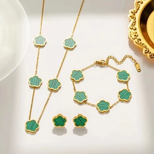 Parure en acier titane doré comprenant un collier et un bracelet à trèfles à cinq feuilles