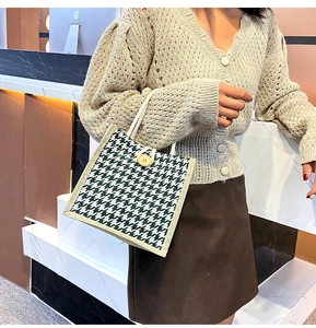 Detail of green houndstooth woven tote bag with wooden button and rope handle