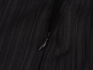 Detail des unsichtbaren Reißverschlusses und der vertikalen Streifenstruktur am Kleid
