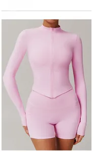 Detailansicht von schmal geschnittener kirschrosa Yoga-Jacke mit High-Waist-Shorts
