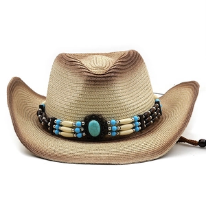 Dettaglio del cappello da cowboy in paglia con pietra turchese e fascia decorativa