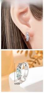 Détail de boucles d'oreilles créoles avec zircon bleu marquise, taille 1,5 cm x 0,4 cm