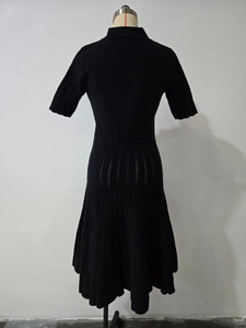 Détail d'une robe en maille noire avec col polo, manches courtes et taille cintrée