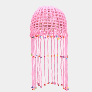 Chapeau méduse en crochet rose fait main avec perles colorées et longues franges