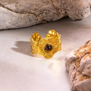 Détail de la bague en acier inoxydable doré 18 carats avec motif floral et gemme