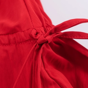 Longue robe rouge sans manches avec cordon de serrage et nœud en tissu de coton doux