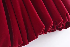 Vue macro du tissu en velours bordeaux avec drapés souples et éclat élégant