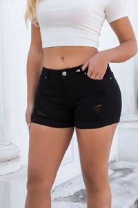 Détails du short en jean noir avec effet vieilli et bords effilochés