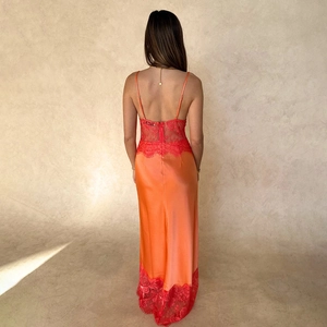 Robe longue nuisette orange dos nu avec détails en dentelle rouge et fini satiné
