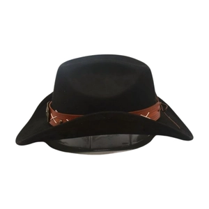 Dettaglio di cappello cowboy con fascia in pelle marrone, cuciture bianche e rivetti