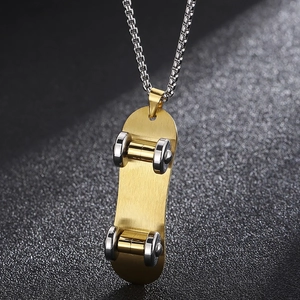 Pendentif skateboard doré avec roues argentées sur collier chaîne box en acier