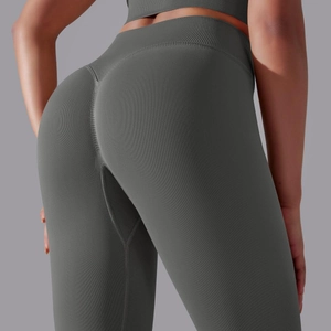 Detail van de donkergrijze naadloze geribbelde sportlegging met hoge taille en liftend effect