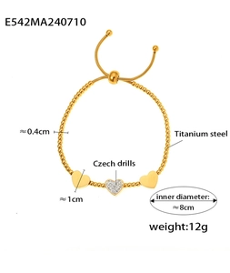 Detailansicht eines goldenen Herz-Perlenarmbandes mit Maßen und Titanstahl-Material