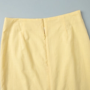Vue détaillée de la jupe en lin jaune avec fermeture éclair invisible et plis taillés
