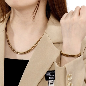 Ensemble collier et bracelet à mailles gourmette dorées polies pour un look tendance
