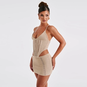 Détail d'un ensemble deux pièces en maille beige avec caraco dos nu et mini-jupe