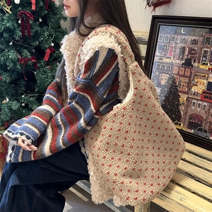 Sac cabas en polaire à motifs de cœurs rouges dans un décor de Noël festif