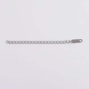 Detail view of a 7cm stainless steel extender chain with lobster clasp and metal tag