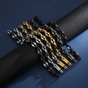 Bracelets pour hommes en acier inoxydable de style rétro punk avec divers finis métalliques